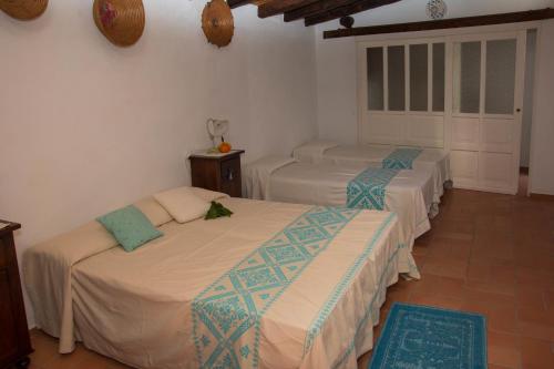 a room with three beds in a room at B&B Martina in San Vito