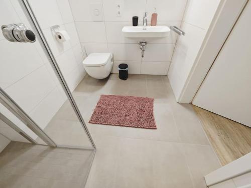 een badkamer met een toilet en een wastafel bij CASA GOLD-Zentral-Outlet-Aufzug-Stylisch-Unique in Metzingen