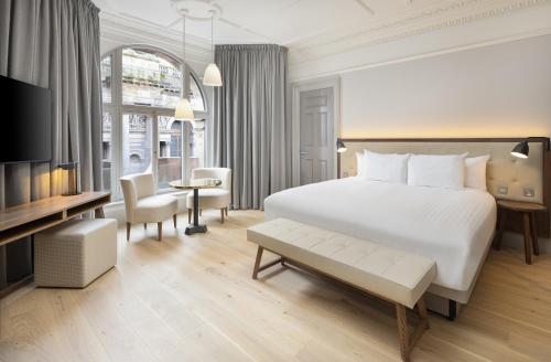 um quarto de hotel com uma cama e uma televisão em AC Hotel by Marriott Glasgow em Glasgow