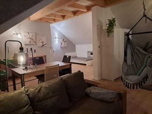 ein Wohnzimmer mit einem Sofa und einem Tisch in der Unterkunft Juliane`s Panorama-Domizil in Nemmersdorf in Goldkronach