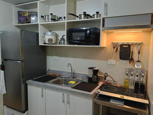 A cozinha ou cozinha compacta de Holland Park Condominium Southwoods Biñan Laguna