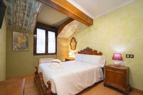 - une chambre avec un lit et une lampe sur une table dans l'établissement Dúplex Galiana, à Avilés