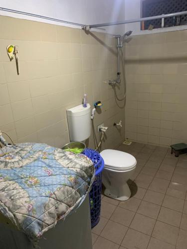HappawanaにあるSriyani Houseのバスルーム(トイレ、シャワー付)
