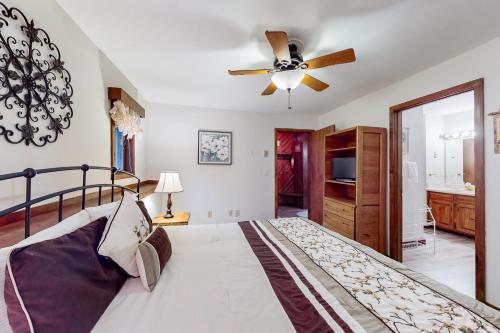 una camera con letto e ventilatore a soffitto di Crest 200F a Sugar Mountain