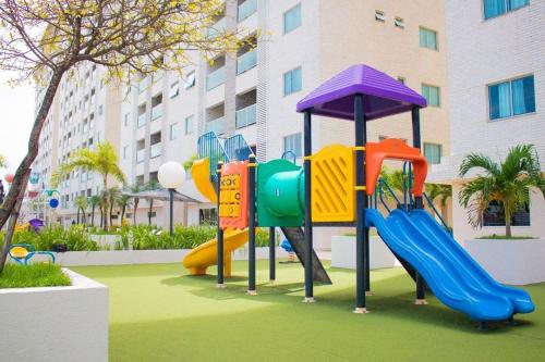 plac zabaw ze zjeżdżalnią w parku w obiekcie Salinas Park Resort w mieście Salinópolis