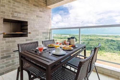 mesa y sillas con desayuno en el balcón en Salinas Park Resort, en Salinópolis