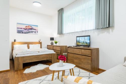 Tempat tidur dalam kamar di Horský apartmán v resortu se službami a wellness