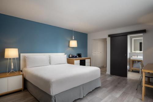Katil atau katil-katil dalam bilik di Protea Hotel by Marriott Cape Town Sea Point