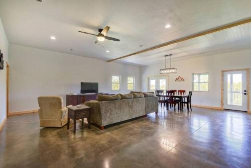 GoldenにあるTable Rock Lakefront on 2 Acres with firepitのソファとテーブルのあるリビングルーム