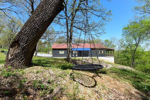 Table Rock Lakefront on 2 Acres with firepitにある庭