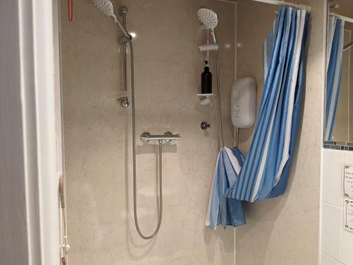 y baño con ducha con cabezal de ducha. en The Board Inn - Lealholm, en Whitby