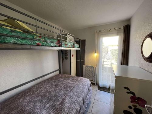 - une chambre avec un lit et deux lits superposés dans l'établissement Appartement Climatisé, Calme, Proche Centre Port et Plage pour 4 Personnes - FR-1-607-14, au Cap d'Agde