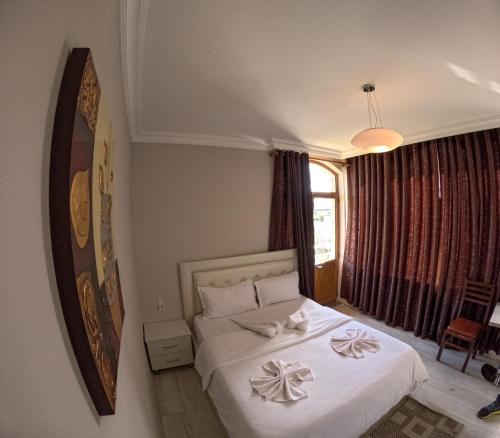 Una cama o camas en una habitación de Buna Park Hotel