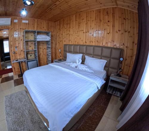 Una cama o camas en una habitación de Buna Park Hotel