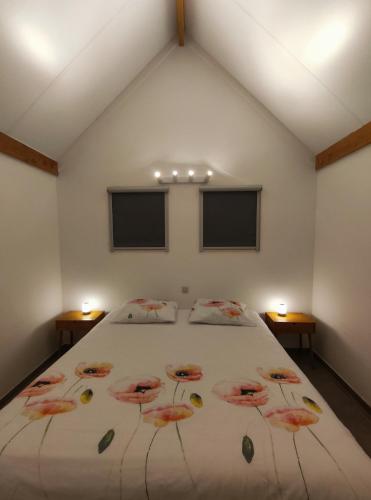 En eller flere senger på et rom på Vakantiewoning Polderhuis 10, airco en verwarming in alle kamers, privé parkeerplaats en afgesloten tuin