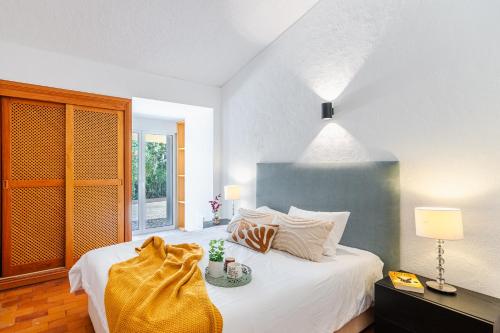 奎特里拉的住宿－Villa Sea, Sun and Golf in Vilamoura，卧室设有白色的床和大窗户