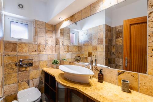 a bathroom with a sink and a toilet at Villa Sea, Sun and Golf in Vilamoura in Quarteira