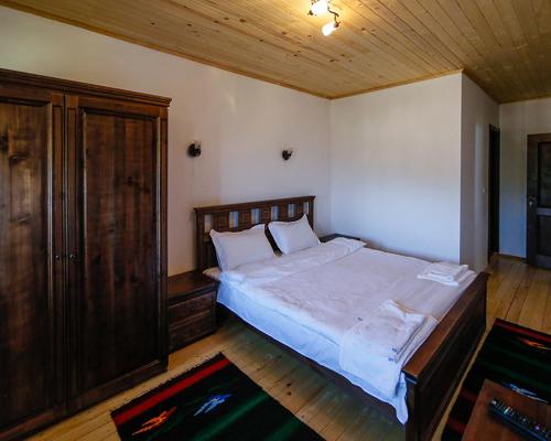 Tempat tidur dalam kamar di КАЛПАЦИТЕ - Kalpacite Guest Houses