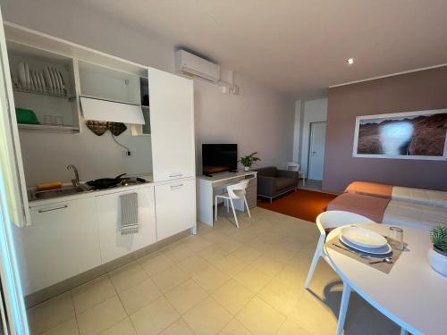 um quarto com uma cozinha e uma sala de estar em Motel Vespucci em Guasticce