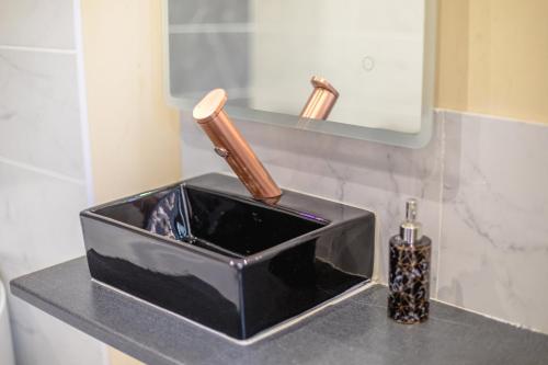 a black sink on a counter with a knife at Baignoire Centre Ville Narbonne in Narbonne