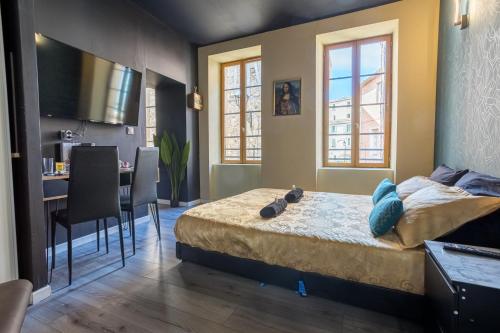 a bedroom with a bed and a dining room at Baignoire Centre Ville Narbonne in Narbonne