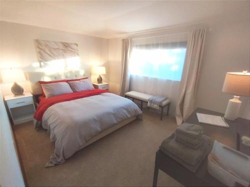 Un dormitorio con una cama grande y una ventana en 2 Bedrooms-SF Napa Ready!, en Vallejo