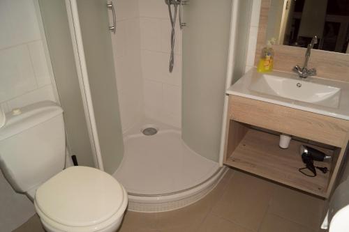 a small bathroom with a toilet and a sink at Budget Flats Leuven - Budget Studio Twin in Leuven