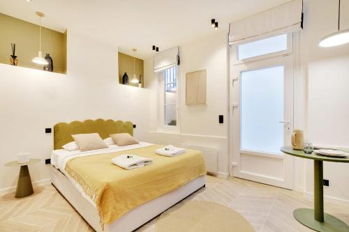 une chambre avec un lit avec des serviettes dessus dans l'établissement Saint Ambroise Cosy suit 2P 1BDR, à Paris