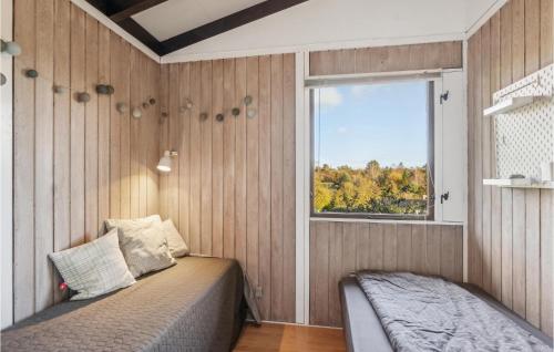 1 dormitorio con cama y ventana en 3 Bedroom Gorgeous Home In Vejby, en Vejby