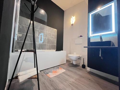 une salle de bain avec douche et baignoire et toilettes dans l'établissement Studio Baignoire centre ville, à Narbonne