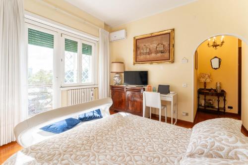 1 dormitorio con 1 cama grande y escritorio en Colombo Penthouse Wi Fi Netflix AC en Roma