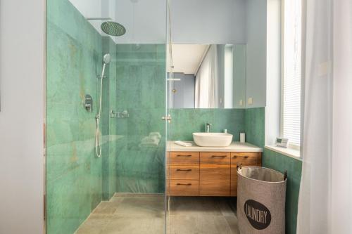 Bauhaus Luxury 2-Bedroom in The Absolute Center tesisinde bir banyo