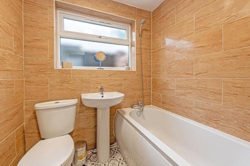 a bathroom with a toilet and a sink and a tub at Guestz 2 Bedroom House Near Anfield in Liverpool