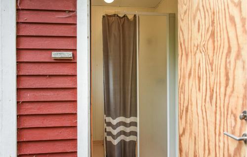une porte menant à une maison avec rideau de douche dans l'établissement Pet Friendly Home In Tormestorp With Kitchen, à Tormestorp