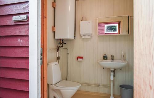 uma casa de banho com um WC e um lavatório em Pet Friendly Home In Tormestorp With Kitchen em Tormestorp