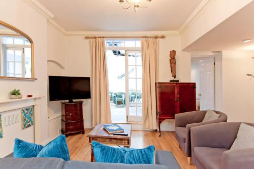 a living room with a couch and a tv at Gorgeous central London 2-bed flat in London