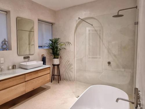Ένα μπάνιο στο The Dragon Tree Guesthouse