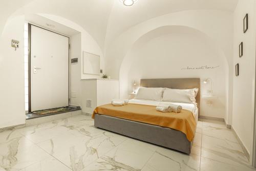 - une chambre avec un lit et 2 serviettes dans l'établissement Dimora Bianca, à Catane