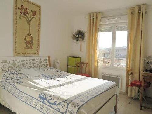 une chambre avec un lit et une fenêtre dans l'établissement Charmant T3 à La Croix-Valmer : Terrasse, Piscine, Parking et Proximité Village - FR-1-726-15, à La Croix-Valmer
