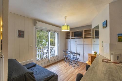 un salon avec un canapé et une table dans l'établissement Valange - Vue sur la montagne, à Barèges