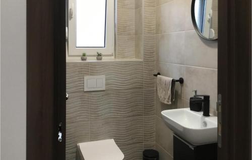 een badkamer met een toilet en een wastafel bij 3 Bedroom Gorgeous Home In Seliste Dreznicko in Seliste Dreznicko