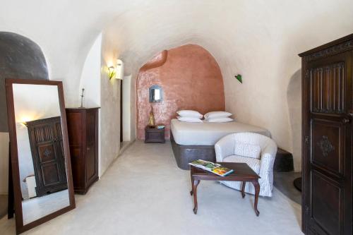 梅加洛寇里的住宿－Ducato Wine Village，一间卧室配有一张床、一张桌子和一面镜子