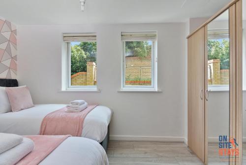 OnSiteStays - Contemporary 2 Bed Apt with Ensuite, 2 x Free Parking Spaces & a Balconyにあるベッド