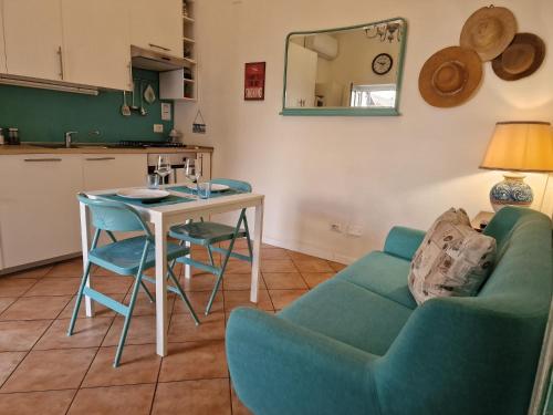 un soggiorno con divano, tavolo e sedie di Corte del Fuin - Dreaming Italy Travel a Seregno
