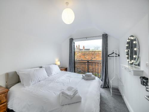 - une chambre blanche avec un grand lit et une fenêtre dans l'établissement Eleni Loulou - Uk43585, à Ellesmere