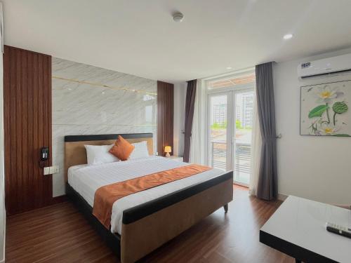 胡志明市的住宿－Paragon Hotel PMH，一间卧室设有一张床和一个大窗户