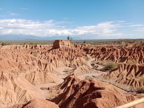 - une vue sur un canyon avec des roches brunes dans l'établissement Hostal Makesa Tatacoa, à Villavieja