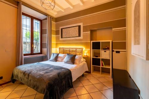 een slaapkamer met een bed in een kamer met gele muren bij Sericum Apartment by Wonderful Italy in Como