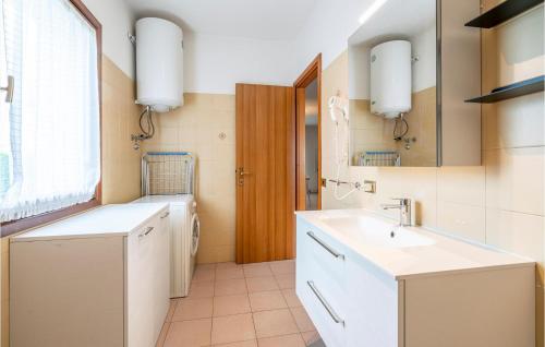 ein Bad mit einem Waschbecken und einem Spiegel in der Unterkunft S2 Conchiglia in Isola Albarella