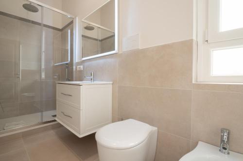 W łazience znajduje się toaleta, prysznic i umywalka. w obiekcie Top View Luxury apartment Piazza del Popolo w Rzymie